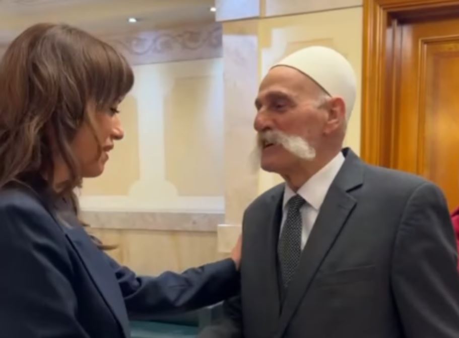 “Dalsh faqebardhë”, urimi që Rifat Jashari ia bëri Albulena Haxhiut për detyrën e re