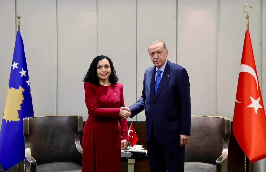 Erdogan uron Kosovën për 18 vjetorin e Pavarësisë, presidentën Osmani e fton në Forumin Diplomatik të Antalyas