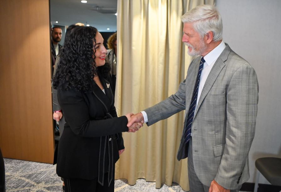 Presidenti i Çekisë uron Osmanin për 18-vjetorin e pavarësisë, kërkon thellim të bashkëpunimit