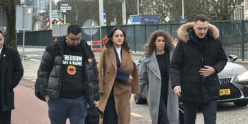 Gruaja dhe djali i Kadri Veselit mbërrijnë në Hagë për procesin gjyqësor