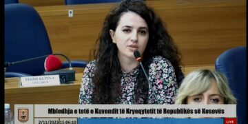 AAK e përjashton Valbona Ajetin nga asambleja në Prishtinë, “e tradhëtoi” partinë