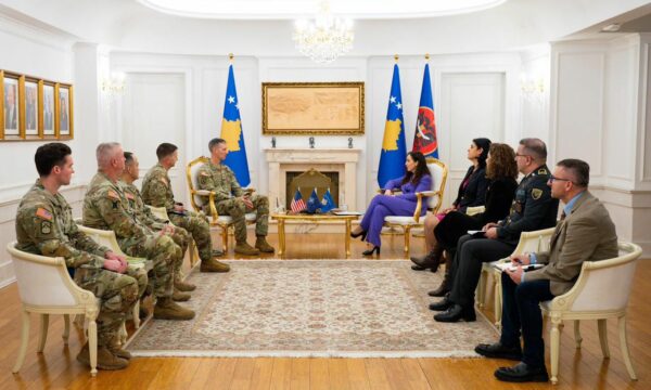 Osmani pret në takim lamtumirës komandantin amerikan, i uron mirëseardhje të riut: Prania e SHBA jetike