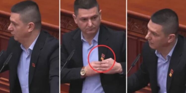 Deputeti shqiptar në Maqedoni me flamur kombëtar në kostum, qortohet nga kryeministri Mickoski