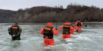 Vijojnë kërkimet për gjetjen e 31-vjeçarit në lumin Mazt, FSK me dron në Liqenin e Ulzës