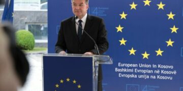 “Dialogu mbikëqyret vazhdimisht nga shtetet anëtare”, BE thotë se s’u dëmtua procesi nga Lajçaku