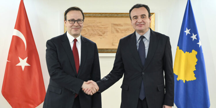 Kurti takohet me ambasadorin turk, flasin për mundësinë e organizimit të një forumi të biznesit në Prishtinë