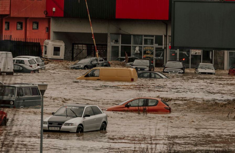 Pas vërshimeve, mijëra qytetarë dhe biznese presin ndihmë financiare nga shteti