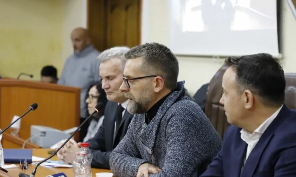 A ka prishje të koalicionit me Faton Pecin në Mitrovicë? Flet Safet Kamberi i LDK-së