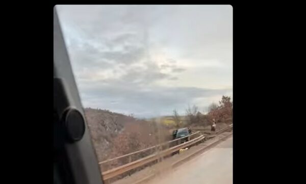 Aksident në Dollc, vetura përfundon jashtë rrugës (Pamje)