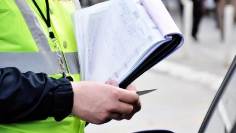 Tejkaloi kolonën përmes trotuarit, gjobitet vozitësi dhe i merret leja për 3 muaj