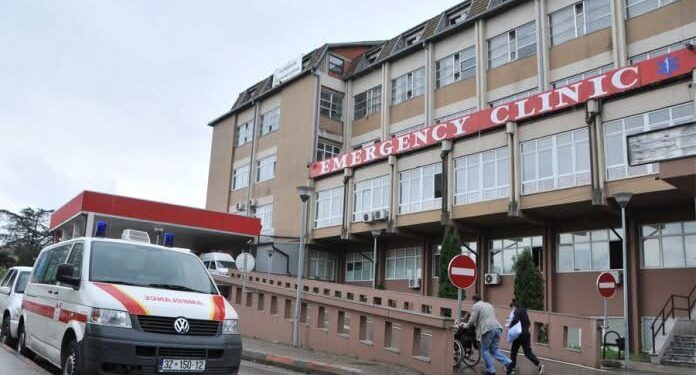 Intervenimi i rrallë në QKUK: Si iu hoq gjilpëra 14-vjeçares që i shkoi afër zemrës