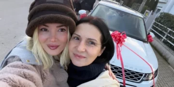 Era Istrefi e gëzon nënën me një ‘Range Rover’ dhuratë