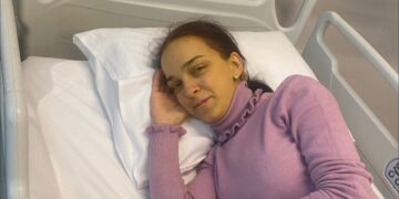 Para tetë vitesh vëllai ia dhuroi mëlçinë, tash edhe nëna: 22-vjeçarja nga Malisheva në gjendje të rënduar shëndetësore