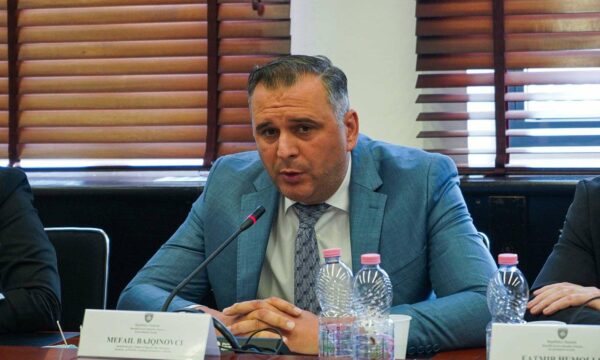 Alarmi i Musmuratit në Bruksel për “autoritarizmin e Kurtit”, Bajqinovci i reagon: Demokracinë s’e rrëzon propaganda