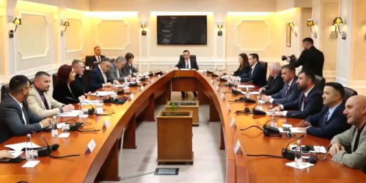 Nis takimi i Dimal Bashës me përfaqësues të partive, fokus Seanca konstituive e Kuvendit