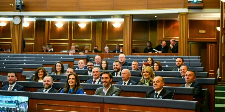 PDK kërkon shtyrjen e seancës konstituive për në orën 17, shkak gjykimi në Hagë