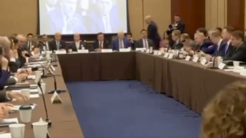 Pamjet ku kongresmeni Self thotë se e ka “mision Kosovën në NATO”, shpërthejnë duartrokitjet, dikush bën “amin”