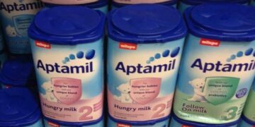 Tërheqjet e formulave për bebe: Britania heton 36 raste të dyshuara helmimi nga cereulide