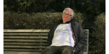 Derisa po konstituohej kuvendi, një pensionist protestoi para Kuvendit: 43 vjet punë, prej 2016-tës pensioni m’u rrit 37 euro