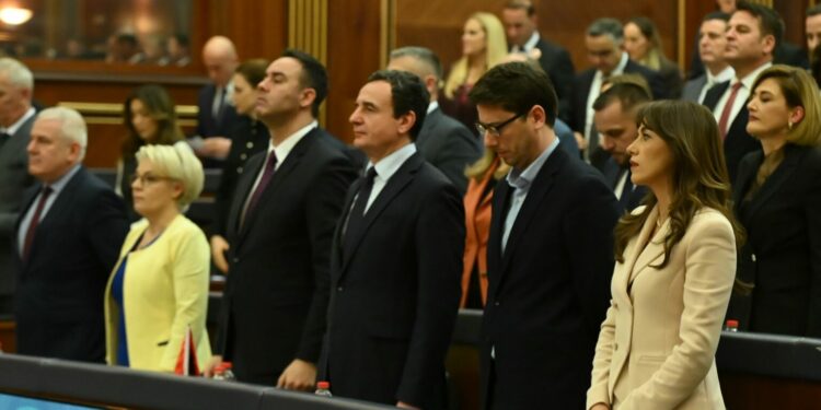 Qeveria e re e mban mbledhjen e parë