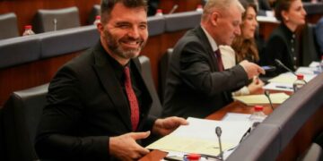 Sadiku për buxhetin: 4 ministritë e reja s’ekzistojnë financiarisht, tallje me kuvendin – Shteti nuk ndërtohet me improvizim