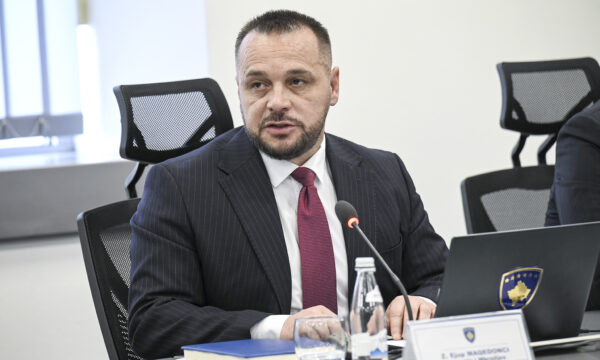 Maqedonci thotë se kanë takuar drejtorin e Mercedesit për automjete taktike ushtarake: Vjet kemi lidhur kontratë trevjeçare