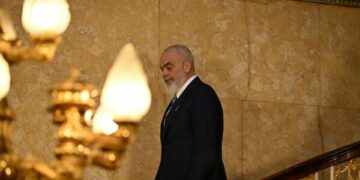 Reuters: Kryeministri shqiptar kërkon ta ndalojë gjyqësorin për t’i mbrojtur ministrat