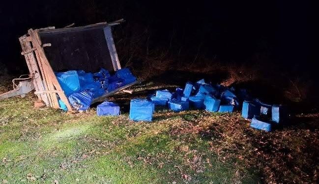 “Marlboro, Winston, Sobranie…” – Policia kufitare sekuestron rreth një ton duhan që vinte me barkë nga Shqipëria