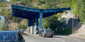 Bërnjak: Policia kontrollon një veturë, gjendet një vulë me shkrim serb dhe disa dokumente serbe