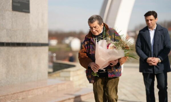 Ish prokurori kryesor në gjyqin kundër Millosheviqit viziton Memorialin Përkujtimor në Reçak, Buja: U takuam me të mbijetuar të masakrës