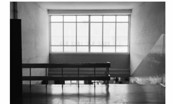 Shkolla “Ismail Qemali” thotë se s’ka mundësi ta ndryshojë orarin mësimor