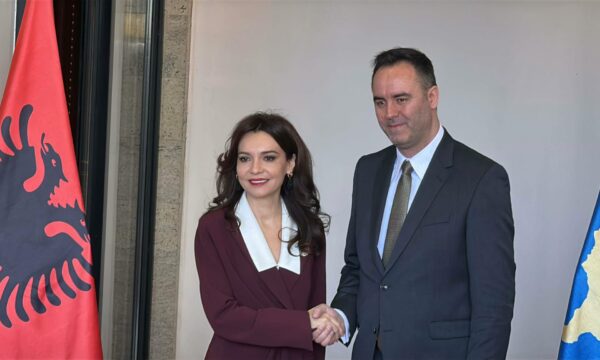 Spiropali pritet nga Konjufca, nis takimi i dy kryediplomatëve, më pas do të mbajnë një konferencë të përbashkët për media