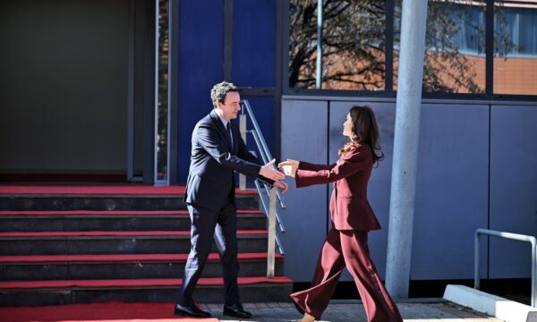 Spiropali zbut raportet “që agravuan” më 2023, Kurtit ia la një kompliment dhe një mesazh të “pavërejtur” për dialogun