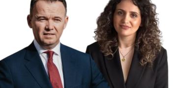 Ish-zyrtarja e kabinetit të Faton Pecit rehatohet aty ku shpërndahen grantet