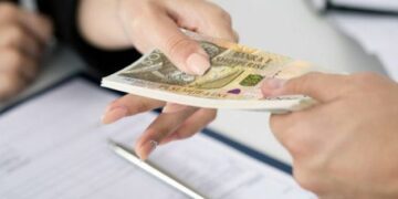 Qeveria e Shqipërisë rrit pagat për mësuesit, policët dhe ushtarakët