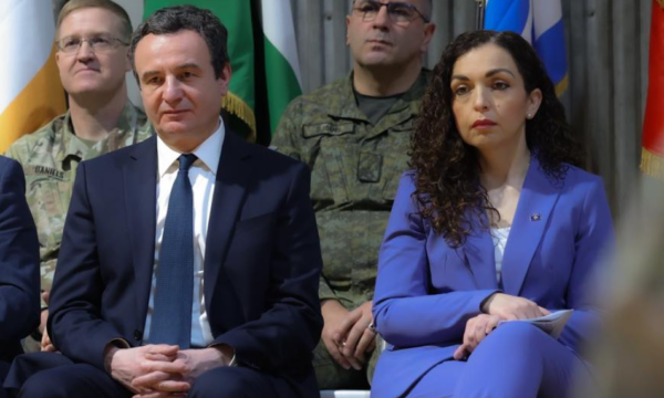 Presidenti i ri ‘‘kryefjala’’ e momentit – Kurti e Osmani shfaqen bashkë në ‘‘Bondsteel’’ – fotografia e tregon më së miri disponimin