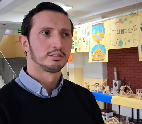 “10 nxënës e sulmuan arsimtarin” – Psikologu i shkollës “Pavarësia” jep versionin ndryshe të ngjarjes