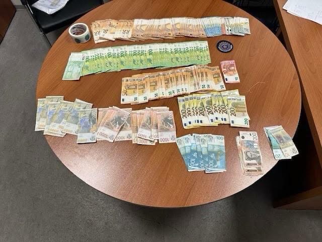 Nuk i deklaroi mbi 15 mijë euro dhe mbi 31 mijë dinarë serbë, e zë Dogana