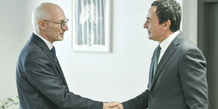 Kurti i tregon ambasadorit të Francës prioritetet e tij në mandatin e ri: Përfshihen investimet në infrastrukturë strategjike