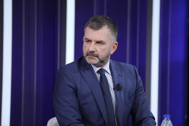 “Servilizëm deri në turpërim”: Bushati kritikon Ramën për paraqitjen me Trumpin në Bordin e Paqes