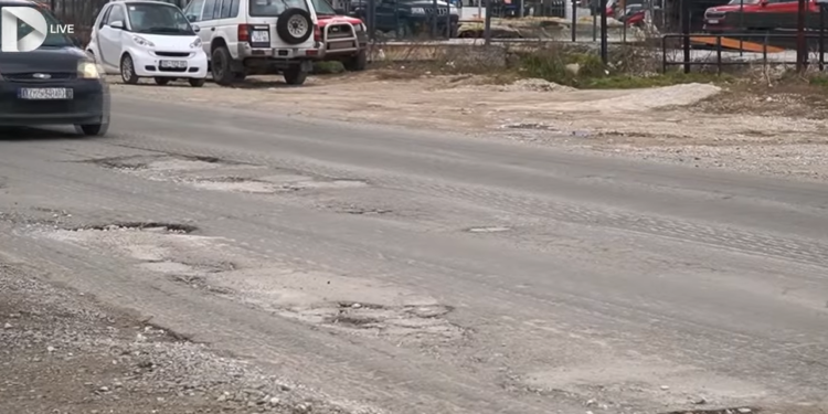 Një segment i magjistrales së vjetër në Vushtrri u gërrye më 2024 dhe mbeti pa u shtruar