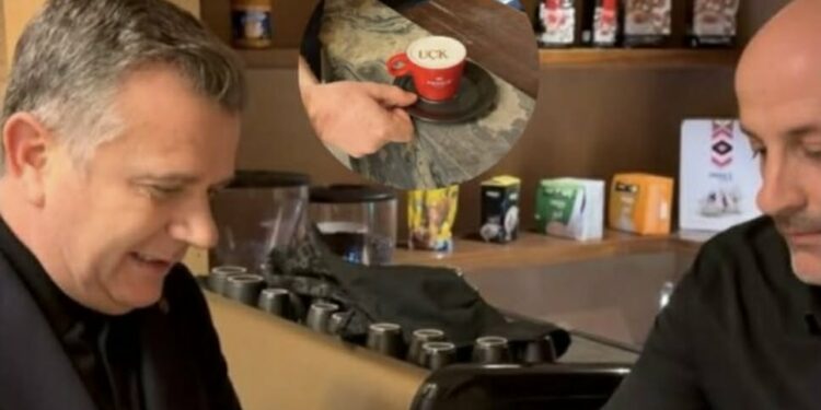 Taulant Balla shkon në Pejë, shërbehet me “Prince Caffe” me dizajn të UÇK-së