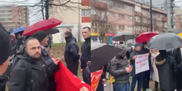 “Arrestoni hajnat, jo qytetarët”, protestuesit ndalen para stacionit të policisë