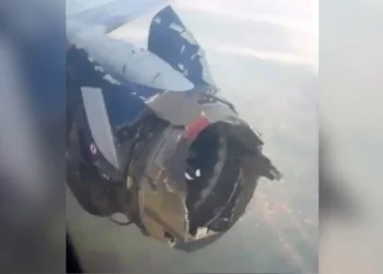 Motori i avionit shpërthen gjatë fluturimit, kaos mes pasagjerëve në bord/Video