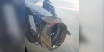 Motori i avionit shpërthen gjatë fluturimit, kaos mes pasagjerëve në bord/Video
