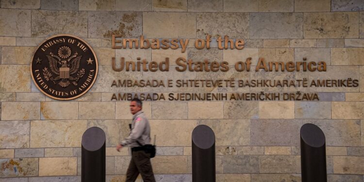 Ambasada amerikane: Mezi presim të punojmë me qeverinë e re
