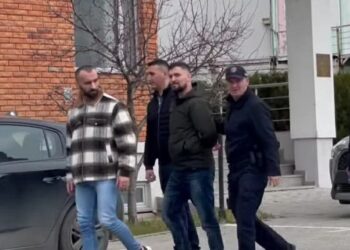 Momenti kur Agim Gerbeshi dërgohet i prangosur në Gjykatën e Vushtrrisë