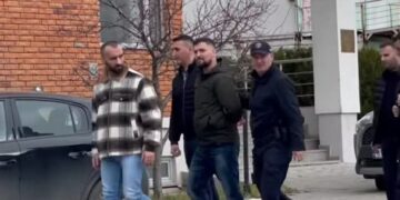 Momenti kur Agim Gerbeshi dërgohet i prangosur në Gjykatën e Vushtrrisë
