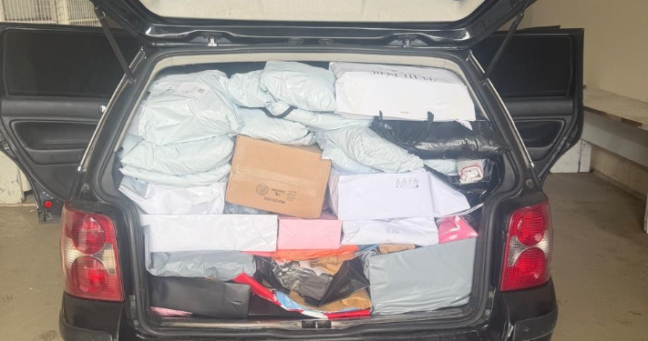 Sekuestrohen mbi 33 mijë euro mallra në Vërmicë – automjeti nuk iu bind urdhërit për kontroll, ndalohet në autostradë