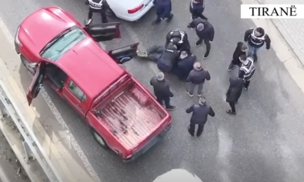 Aksion si në filma i policisë shqiptare, momenti kur kapet një person në mes të rrugës